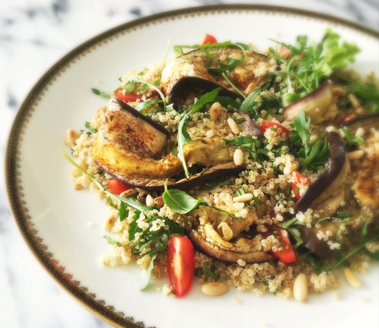 Quinoasalade Met Geroosterde Aubergine En Tomaat