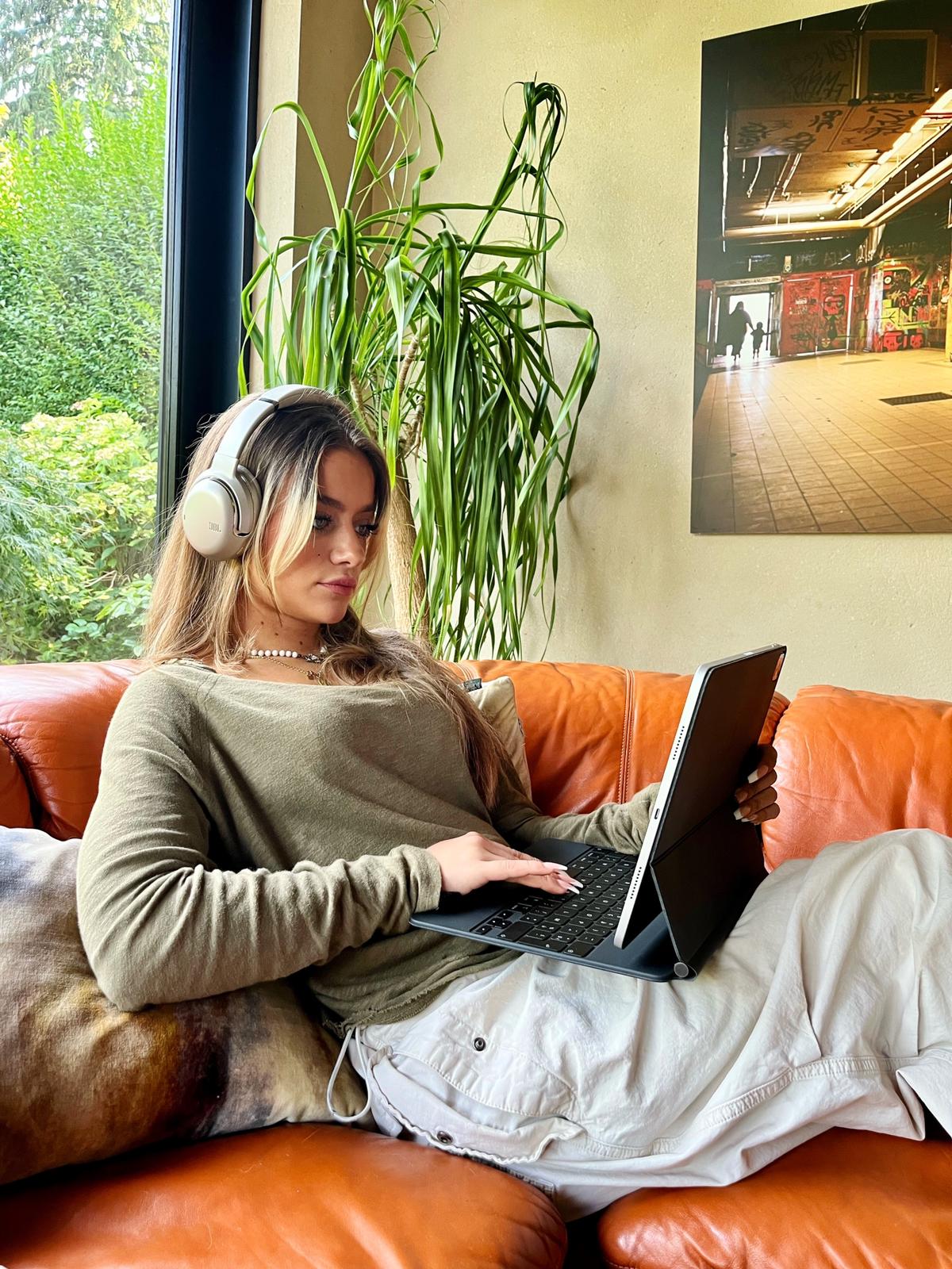 femme avec un casque pour écouter de la musique