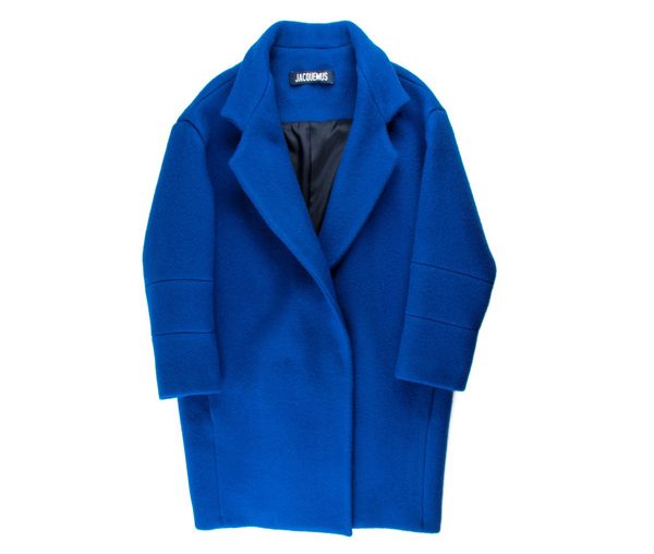 Le manteau oversize bleu piscine Jacquemus