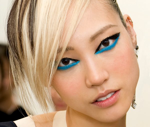 Tuto: comment porter l’eye-liner bleu électrique?