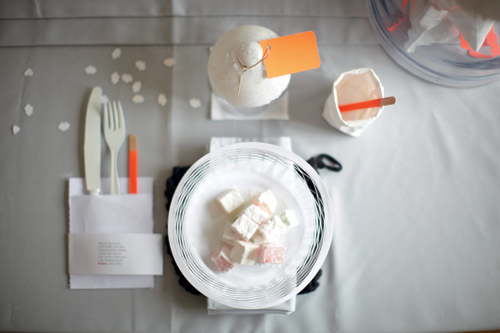 Photo d'une table de décoration DIY avec des assiettes et couverts en bois et papier