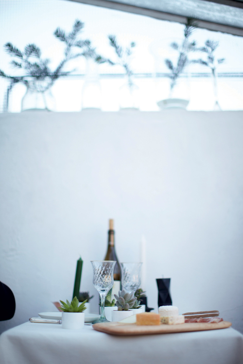 Table minimaliste avec des verres blancs et des planches en bois