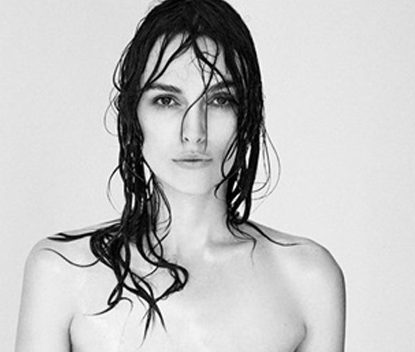 Keira Knightley pose topless pour dénoncer les travers de Photoshop