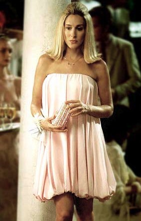 Carrie bradshaw en robe rose