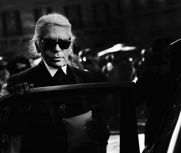 Karl Lagerfeld est-il la reine d’Angleterre ? Enquête…