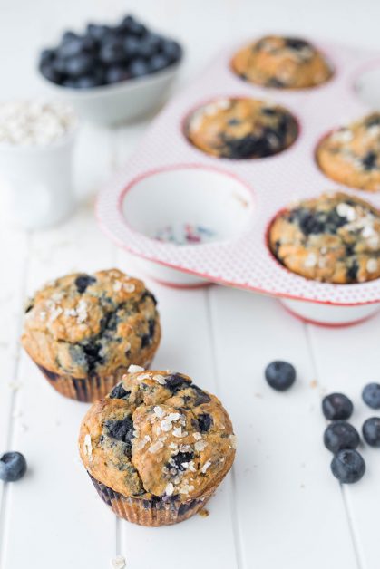 Muffins aux bananes, flocons d’avoine et myrtiles