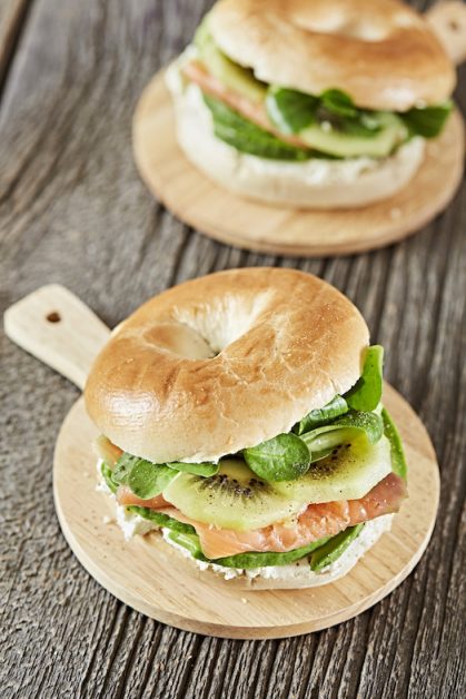 BAGELS AU KIWI AVEC AVOCAT ET SAUMON FUMÉ