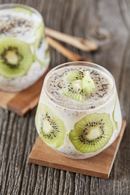 PUDDING DE GRAINES DE LIN, SÉSAME ET CHIA AU LAIT D’AMANDE ET KIWIS ZESPRI GREEN : RECETTE