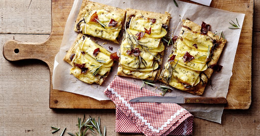 La recette conviviale du mercredi : la tarte aux oignons, raclette Suisse et viande de Grison