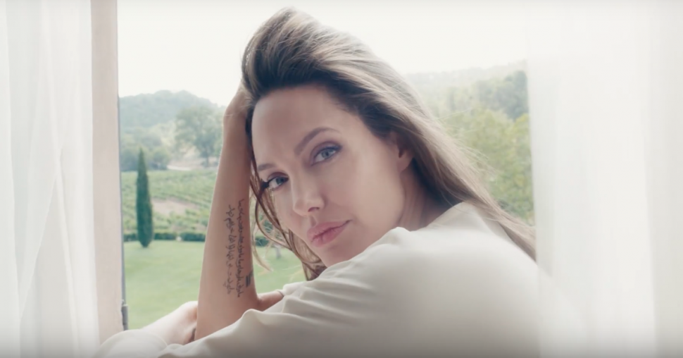 Angelina Jolie envoûtante pour “Mon Guerlain” (VIDEO)