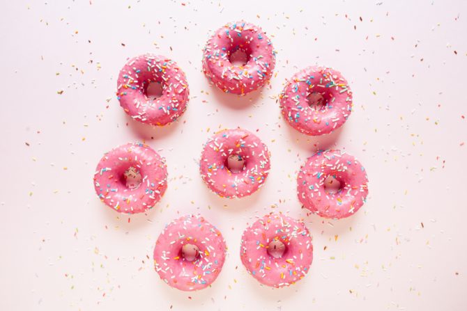 Recette des donuts au rosé : la gourmandise parfaite pour l’été