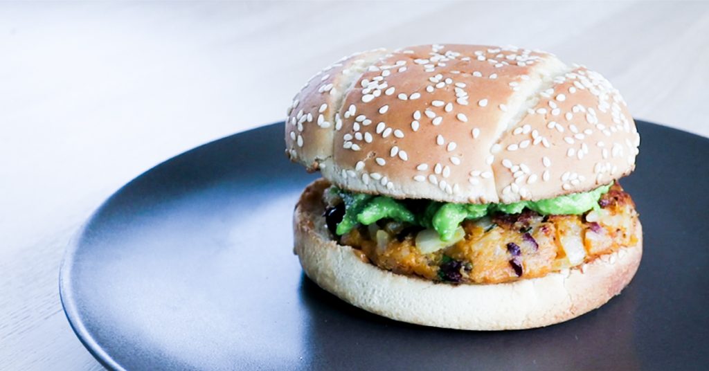 Recette: burger végétarien à la patate douce et au guacamole