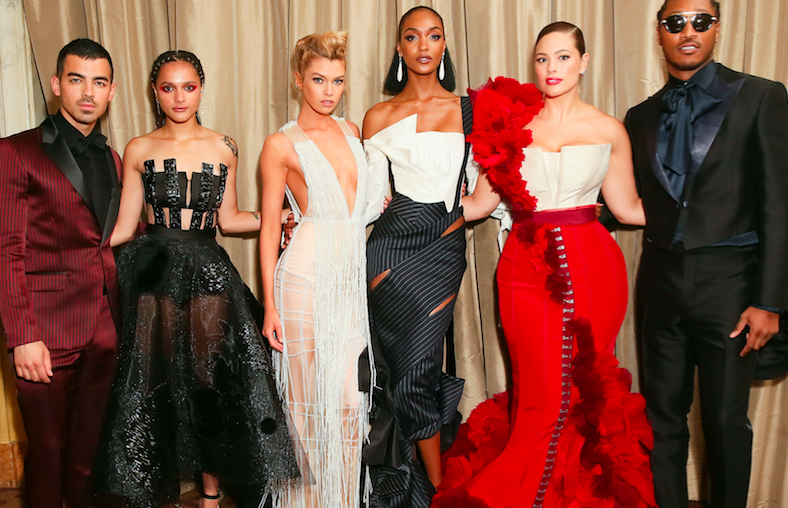 Stella Maxwell portait une robe H&M lors du MET Gala