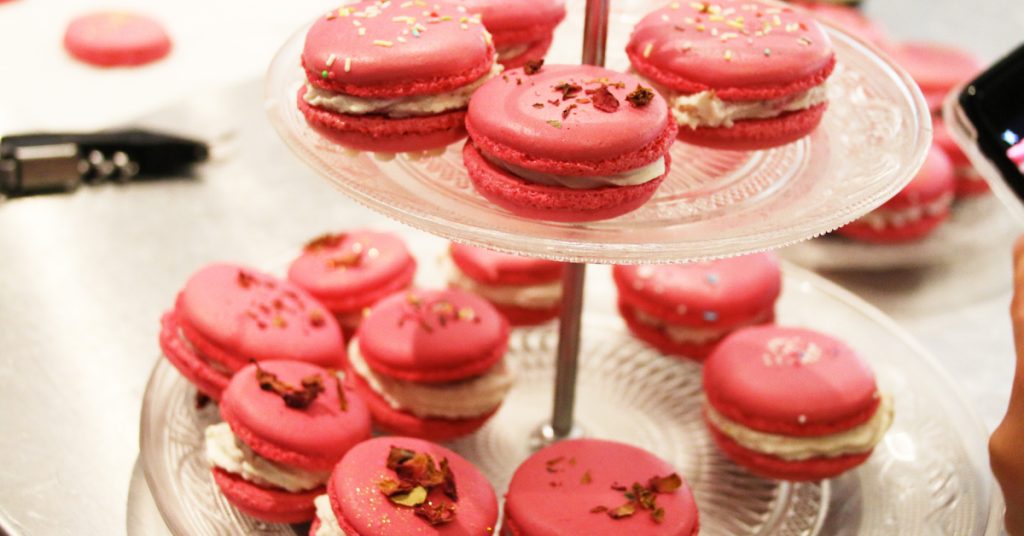 Recette : macarons à la framboise, géranium, citron vert et fève Tonka