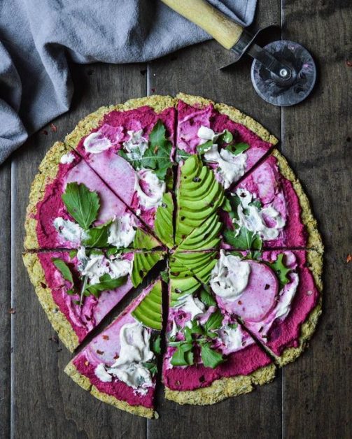 Pizza maison au houmous de betterave