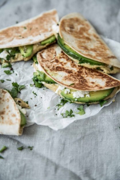 Quesadillas à la feta, avocat et houmous