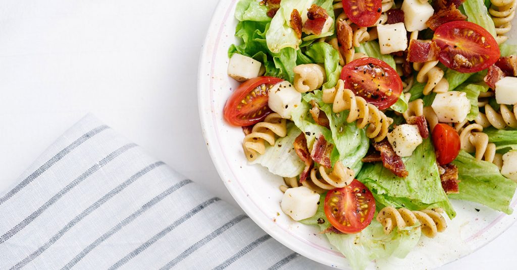 LA SALADE DE PÂTES AUX HERBES, OEUFS DE TRUITE ET GRAINES DE SÉSAME