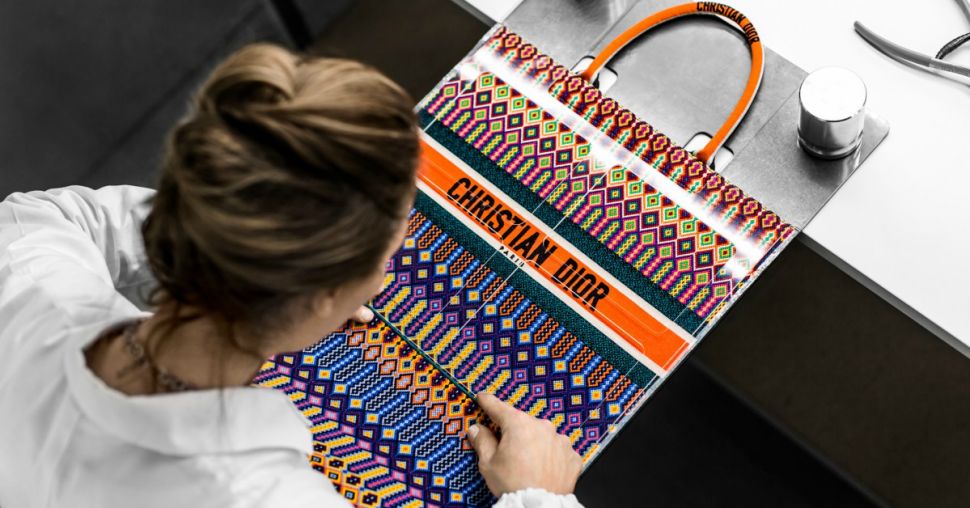 Dior présente le savoir-faire du sac “Book Tote” brodé (VIDEO)