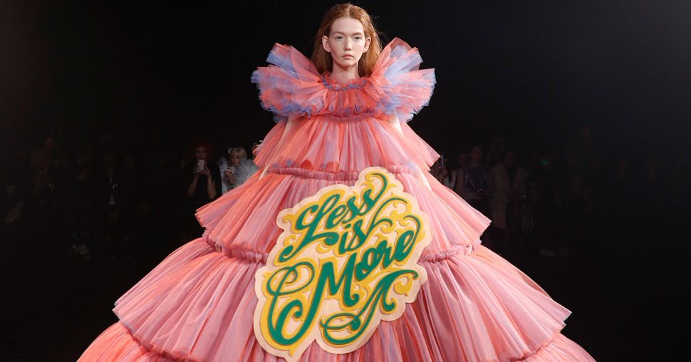 Paris Haute-Couture : Viktor & Rolf, la mode à slogans