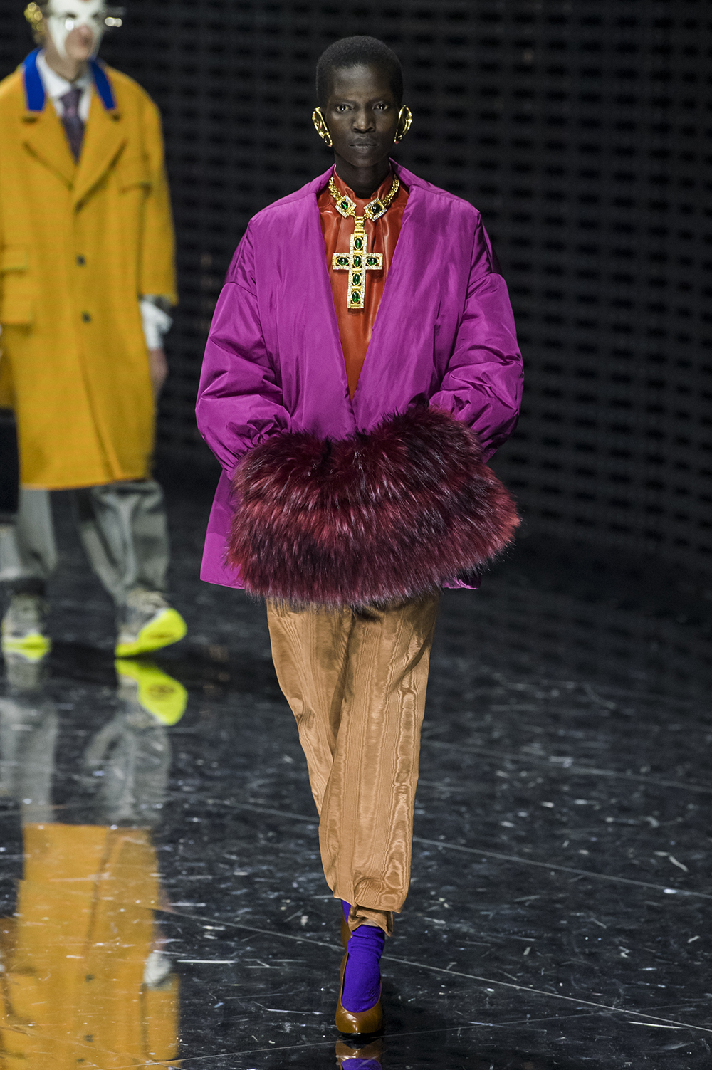 pochette faux fur gucci fashion week milan FW19