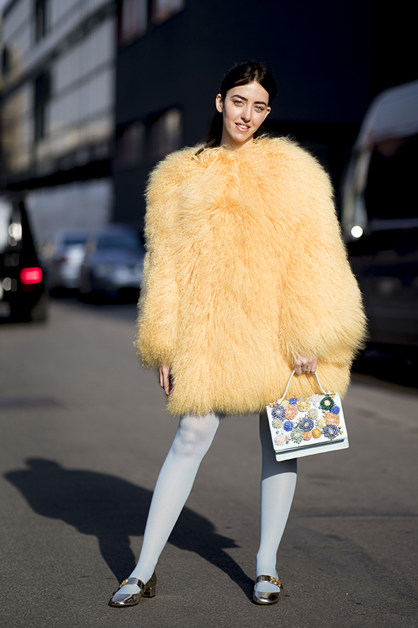 manteau en fausse fourrure jaune