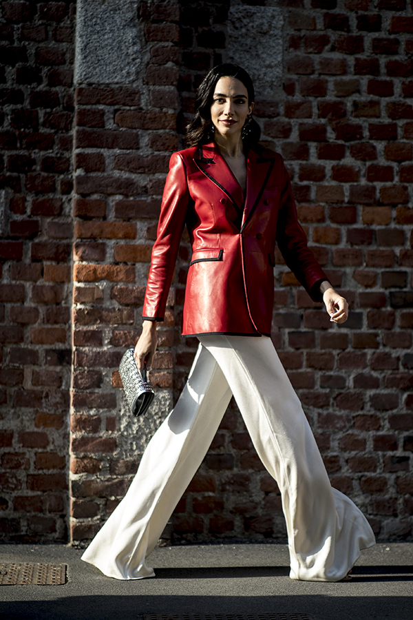 veste en cuir rouge sur pantalon blanc