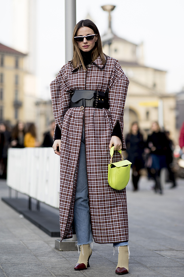 long manteau à carreaux rouges ceinturé