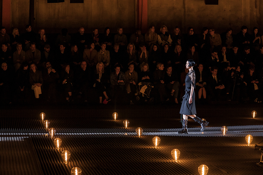 Vision latérale défilé prada fashion week de Milan FW19