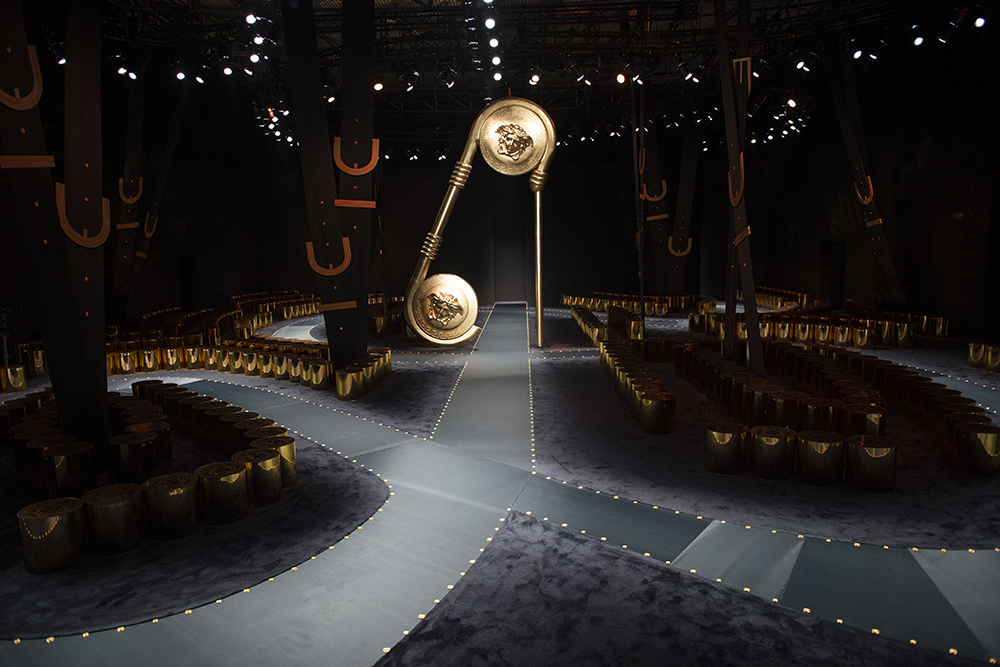 décor versace fashion week milan FW19