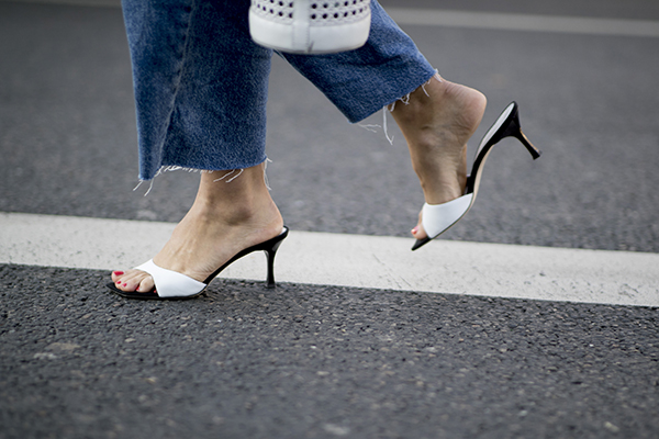 mules blanches paris fashion week