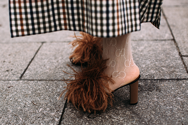 mules en plumes paris fashion week