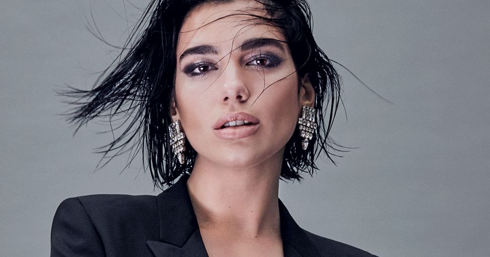 Interview : Dua Lipa l’icône libre du nouveau parfum féminin d’Yves Saint Laurent