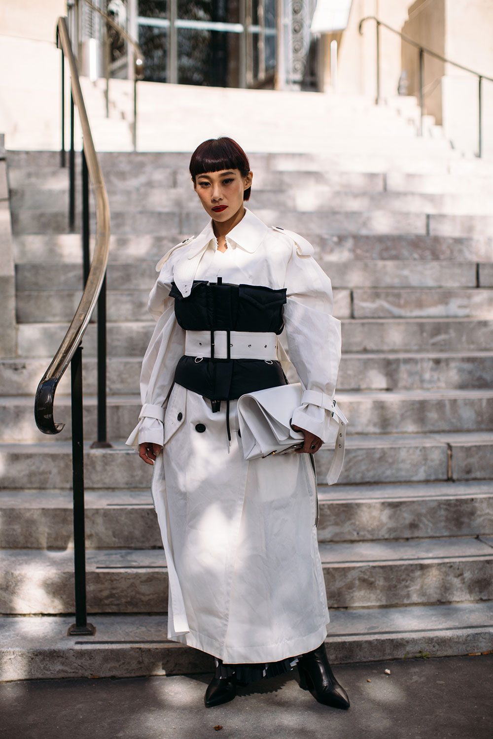 le bustier noir sur trench blanc