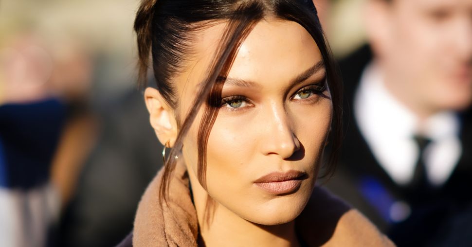 Comment copier le regard “foxy eyes” de Bella Hadid (sans chirurgie) ?