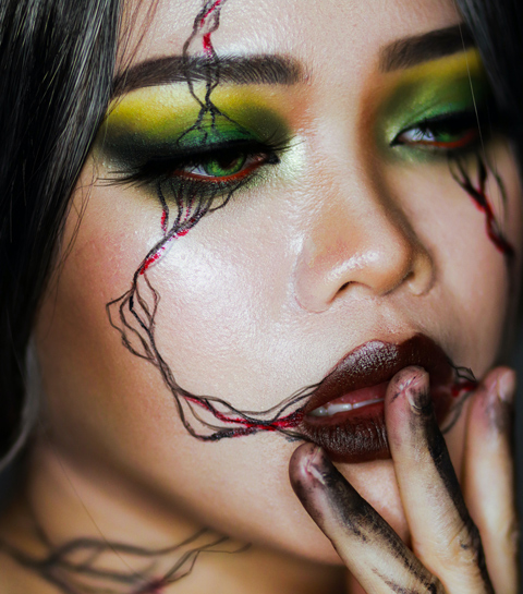Femme Avec De La Peinture Sur Le Visage Et Le Corps Maquillage Halloween