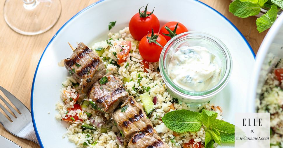 Brochettes de bœuf, taboulé de chou-fleur et sauce au yaourt