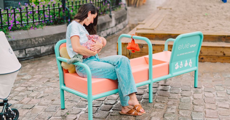 Un tout premier banc d’allaitement est installé en pleine rue en Belgique