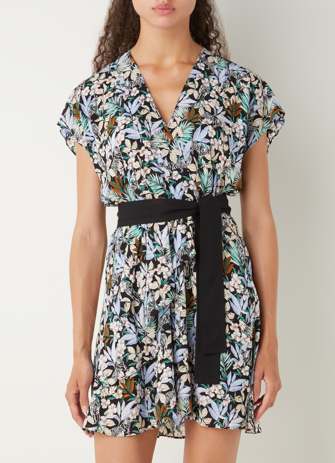 Robe courte Romelo avec cache-cœur et imprimé floral 225€