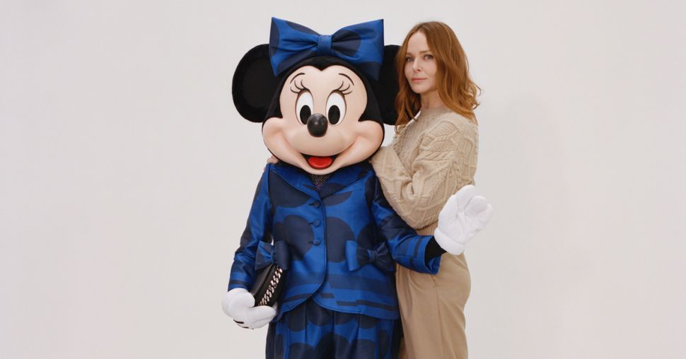 Minnie plus féministe que jamais dans son tailleur Stella McCartney