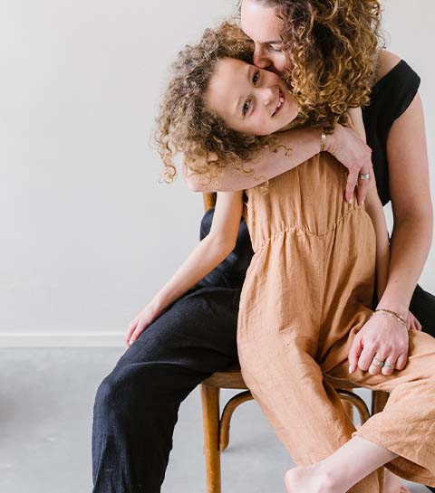 Des filles qui portent des vêtements de la marque