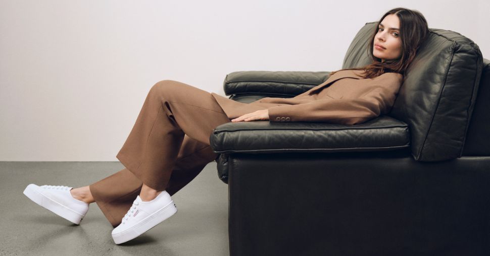 L’élégante collaboration Superga et Emily Ratajkowski