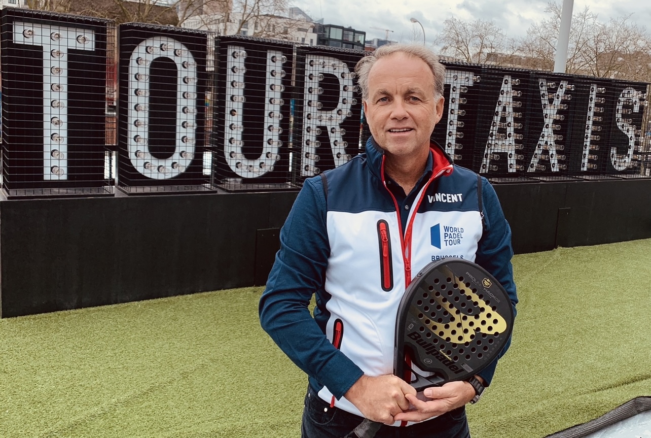 Homme en vêtement de padel