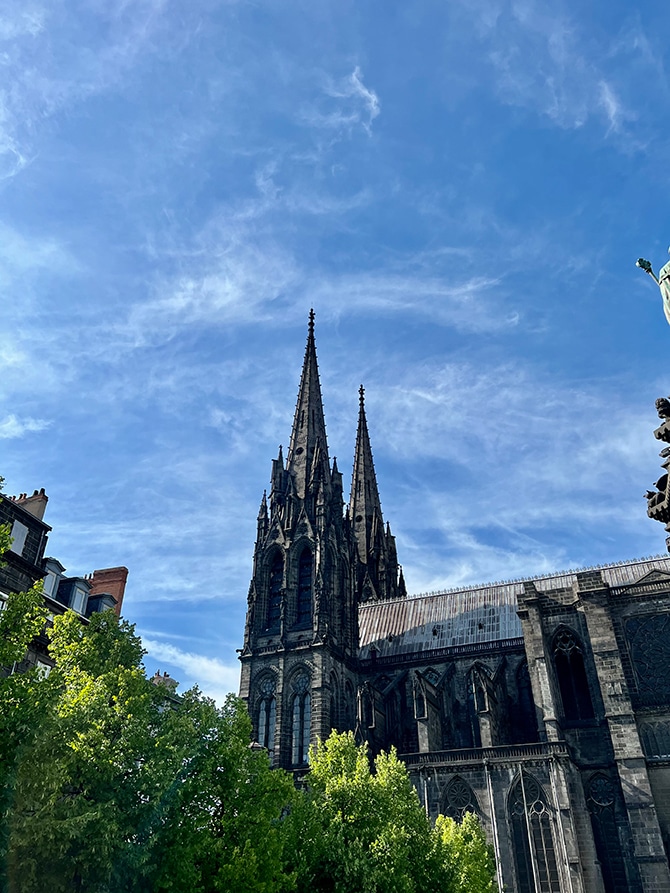 La cathédrale faite de roche de lave noire