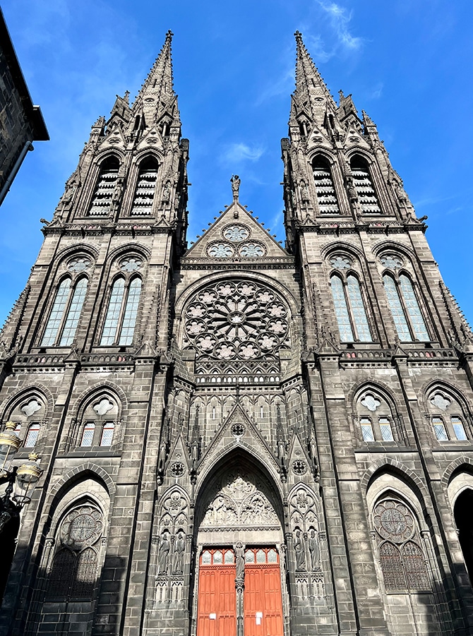 La cathédrale faite de roche de lave noire