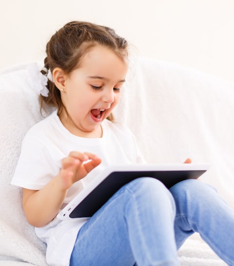 Un Enfant Utilisant Une Tablette De Dessin Et Un Stylet Dans Mou Digital  Native Gen Alpha Generation