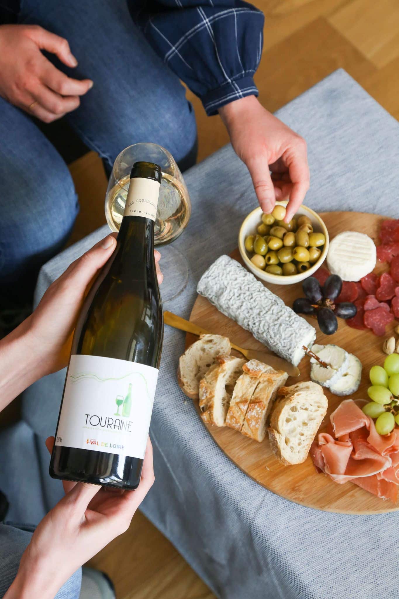 plateau de charcuterie et fromages avec bouteille de vin blanc