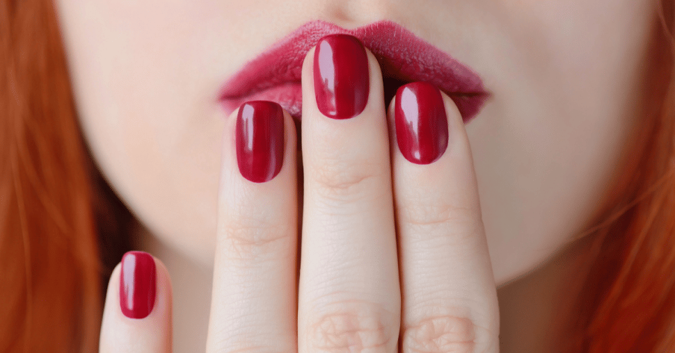 Le vernis à ongles rouge serait un véritable aimant à hommes selon cette nouvelle théorie TikTok