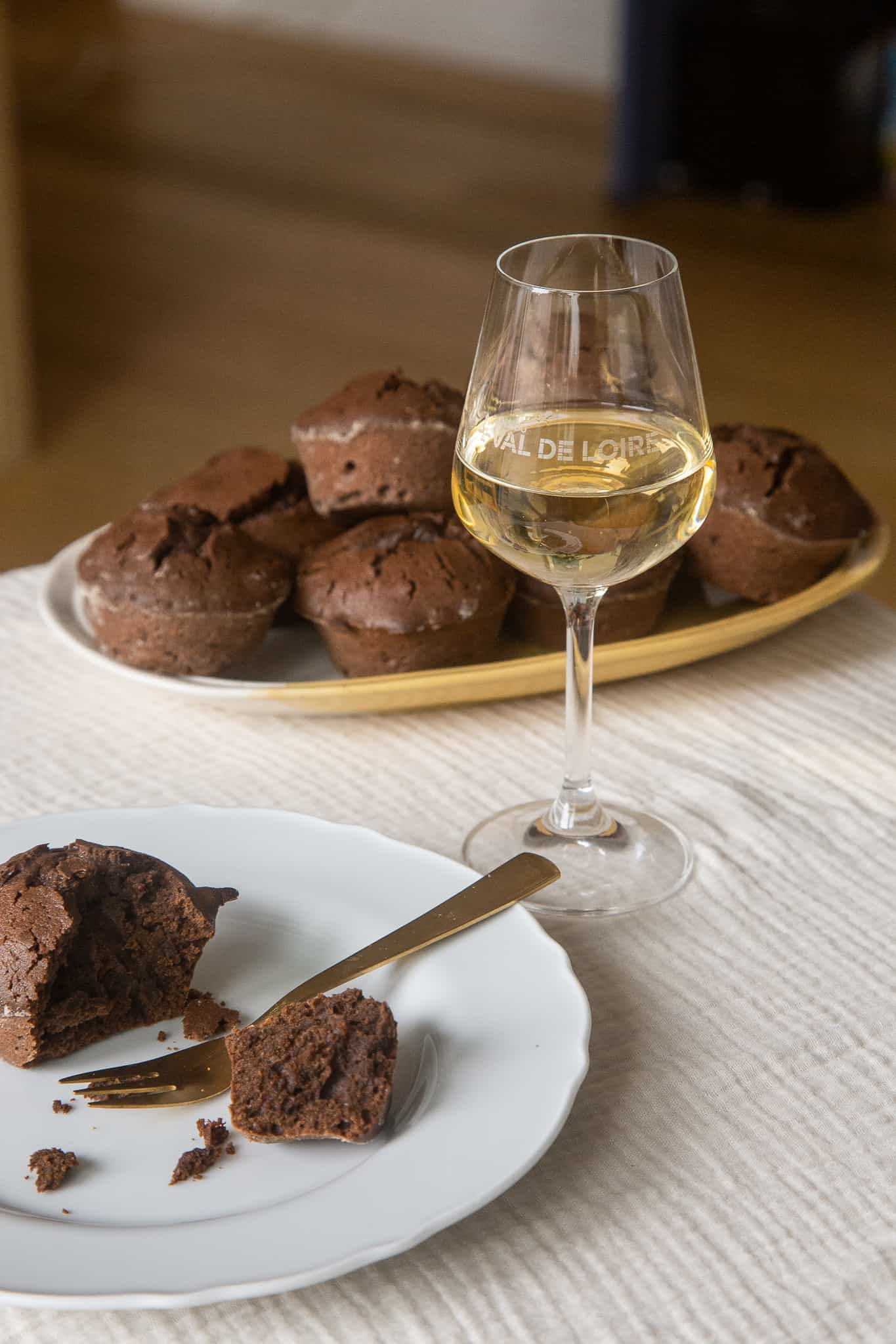 Petits gâteaux au chocolat avec un verre de vin blanc