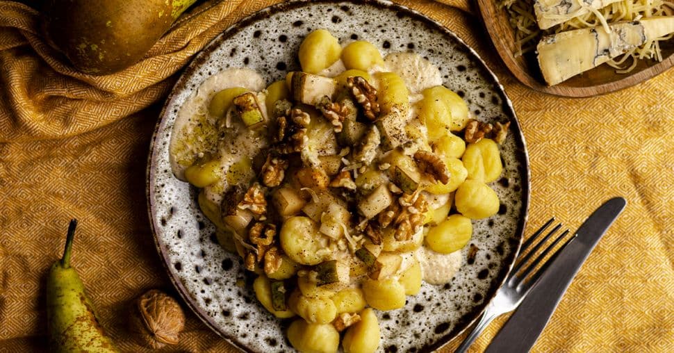 Gnocchis à la crème fromagère, poires et miettes de fromage bleu