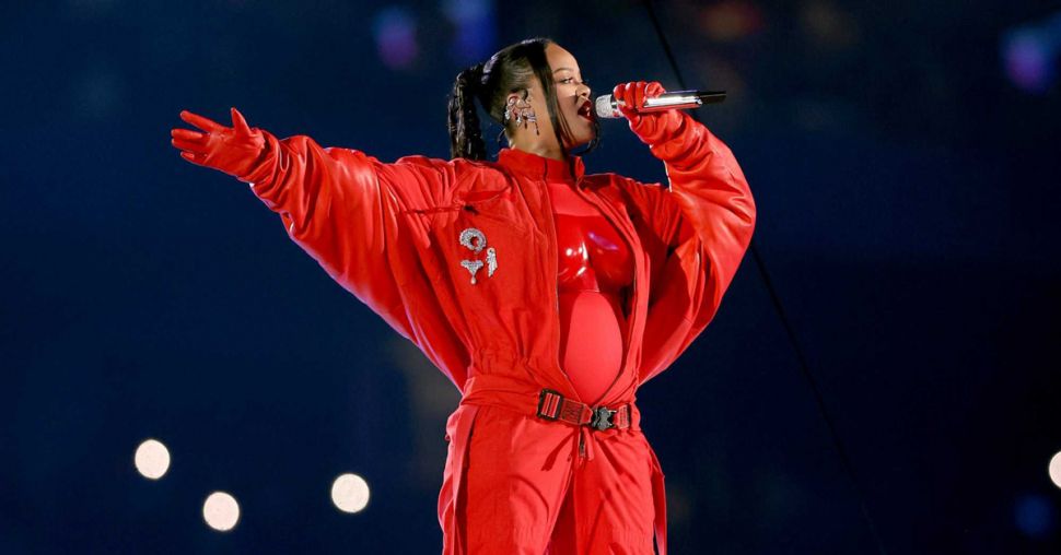 Rihanna dévoile sa nouvelle grossesse lors du show du Super Bowl